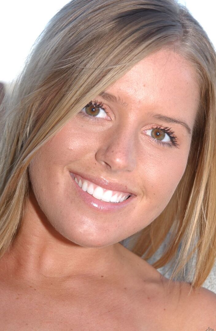 16P Amateur chick Tracy Doll shows her pink snatch after removing a bikini