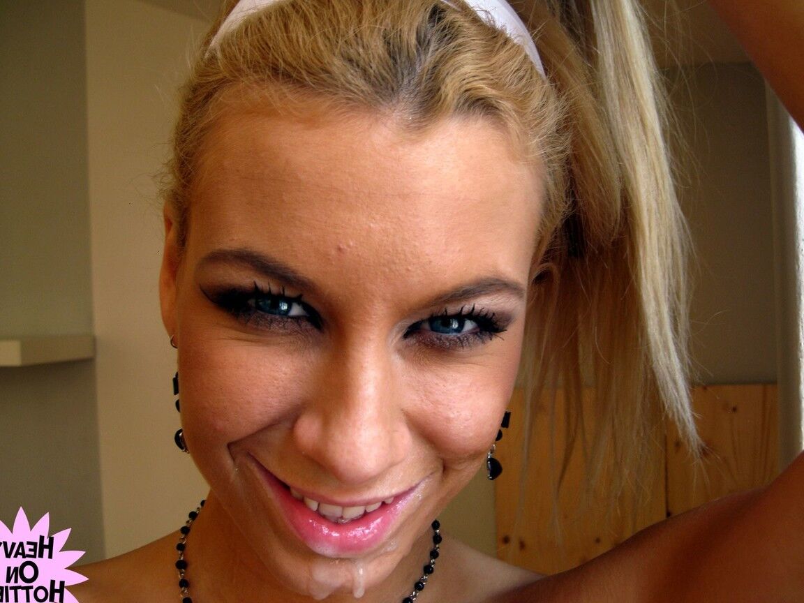10P La rubia Angelina Love posa con esperma en la cara después de hacer una mamada en POV