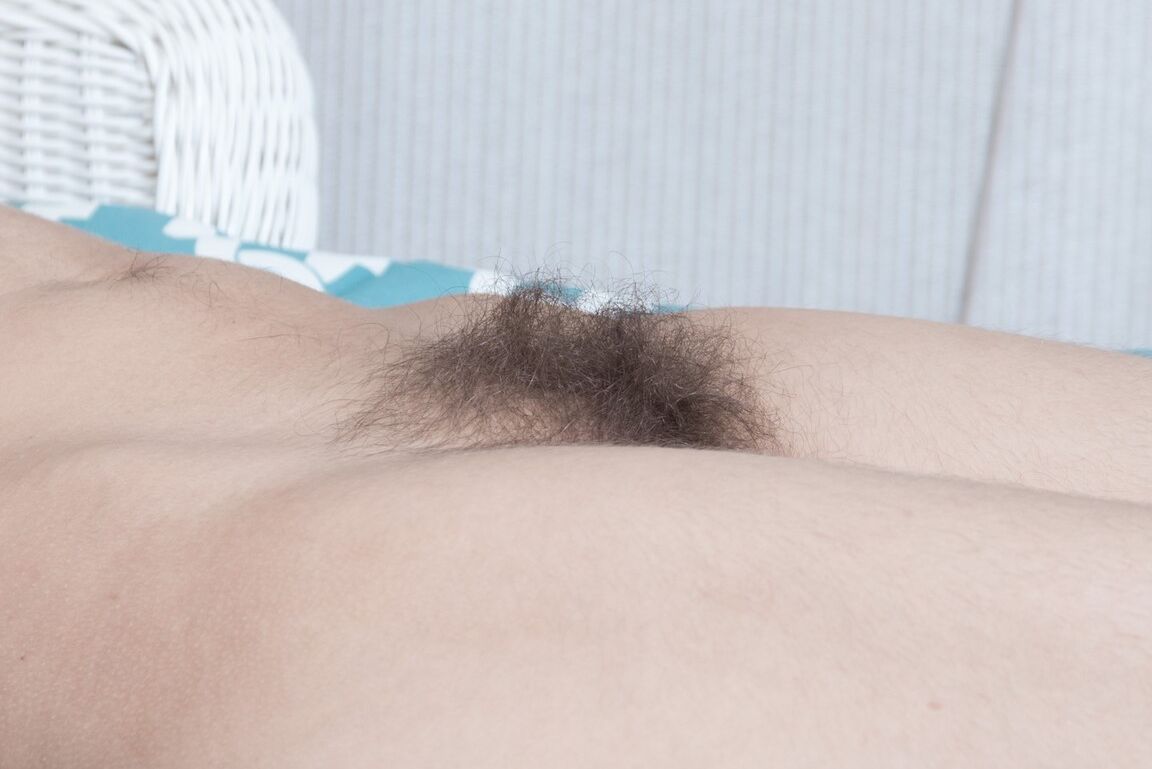 16P Teenie-Neuling Sunny befreit ihren haarigen Körper aus dem zweiteiligen Dessous-Ensemble