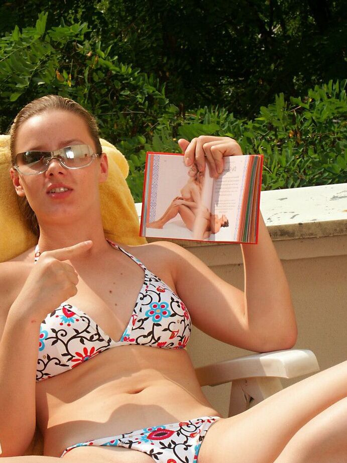 16P La amable e inteligente amateur con gafas Denise se pone aceite en las tetas