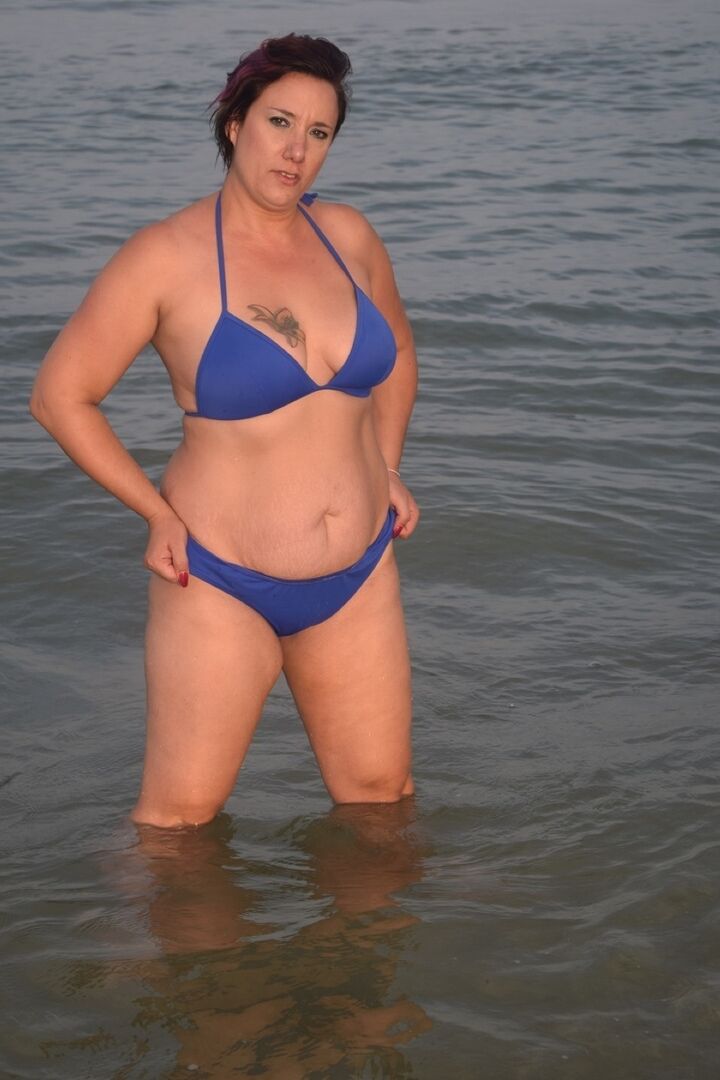 16P A amadora mais velha Sara Banks posa nua no oceano com duas amigas
