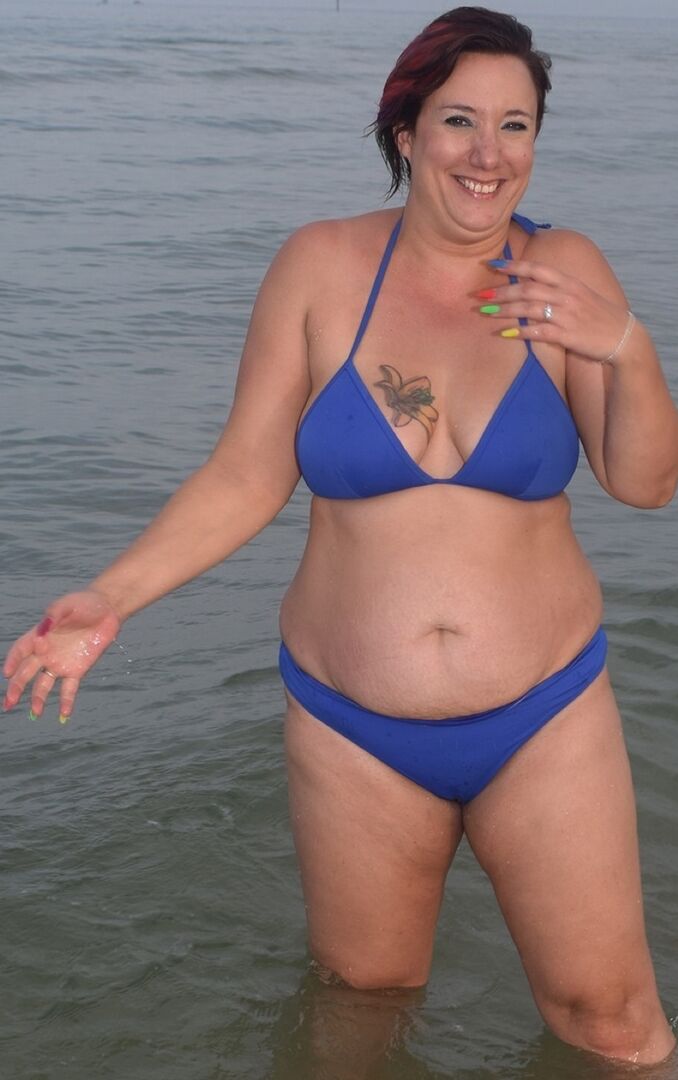 16P A amadora mais velha Sara Banks posa nua no oceano com duas amigas