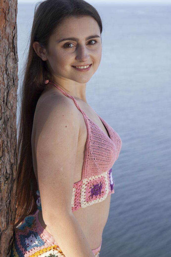 20P Young first timer Sara removes her bikini to get naked near the ocean