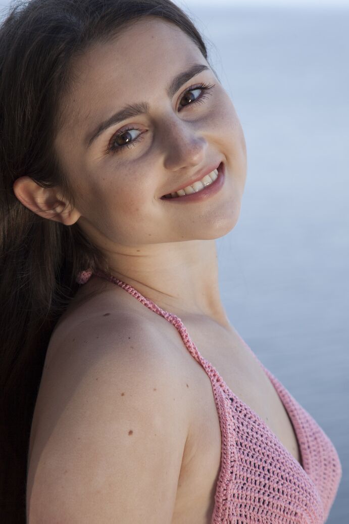 20P Young first timer Sara removes her bikini to get naked near the ocean