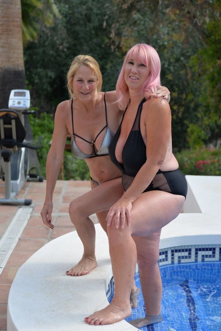 20P BBW madura Melody e sua namorada caminham de mãos dadas à beira da piscina em trajes de banho