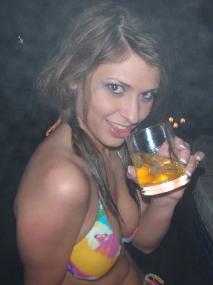 15P A namorada atraente Victoria fica nua depois de alguns drinks