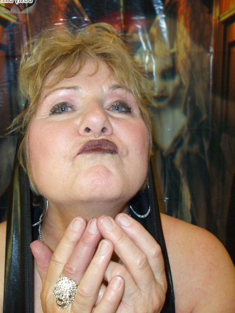 16P A amadora mais velha Busty Bliss exibe seus grandes seios naturais durante um set de close-up