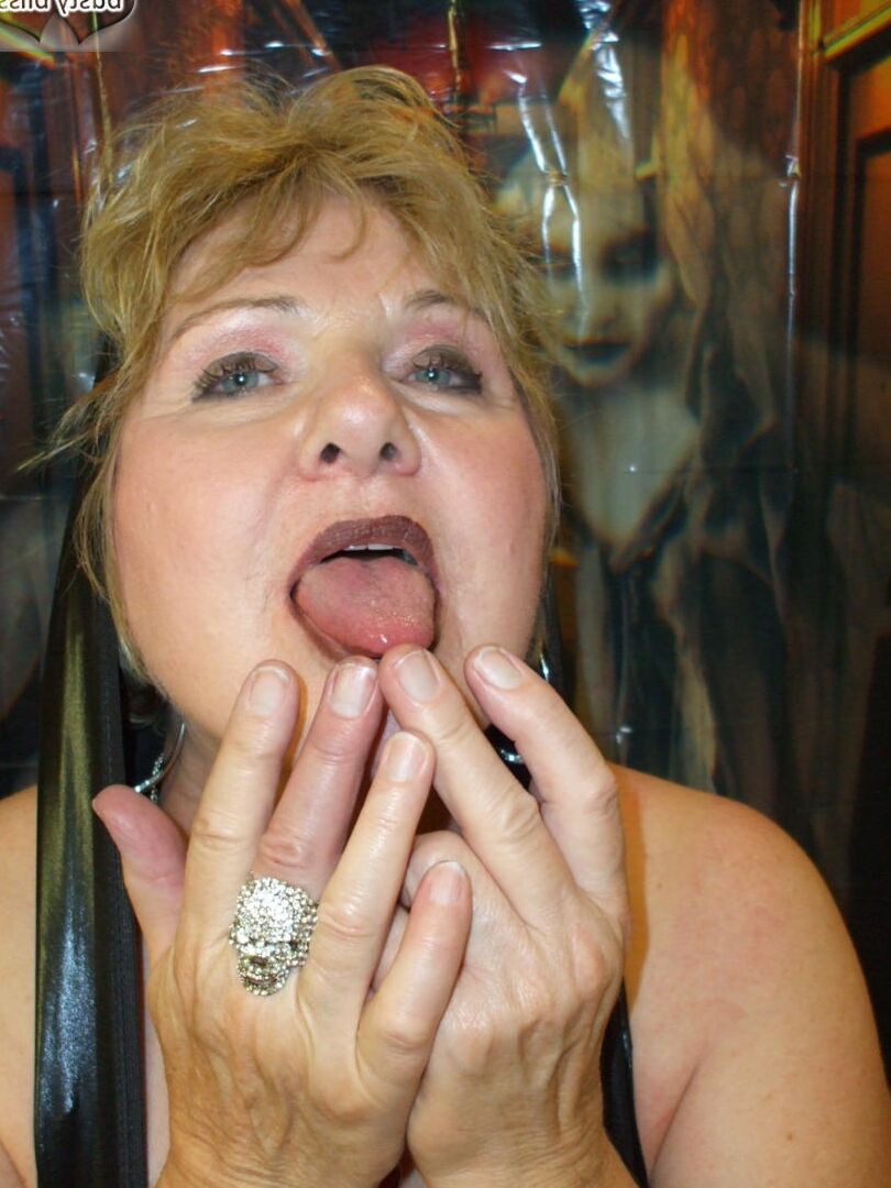 16P A amadora mais velha Busty Bliss exibe seus grandes seios naturais durante um set de close-up
