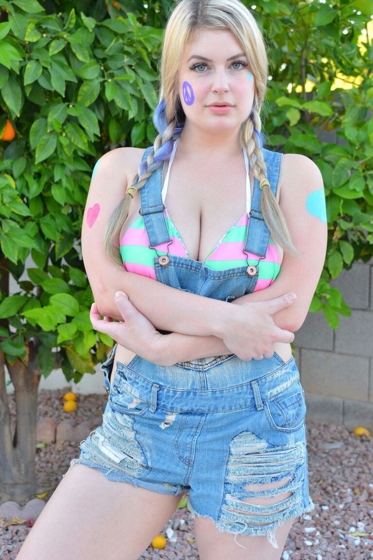 15P Blondine mit exotischen Kurven Danielle malt draußen Bodypainting