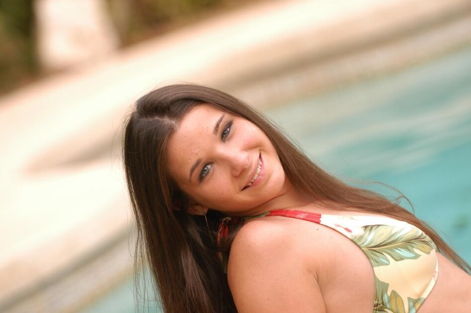 21P A gata amadora Natasha mostra os peitos e a linda buceta raspada na piscina