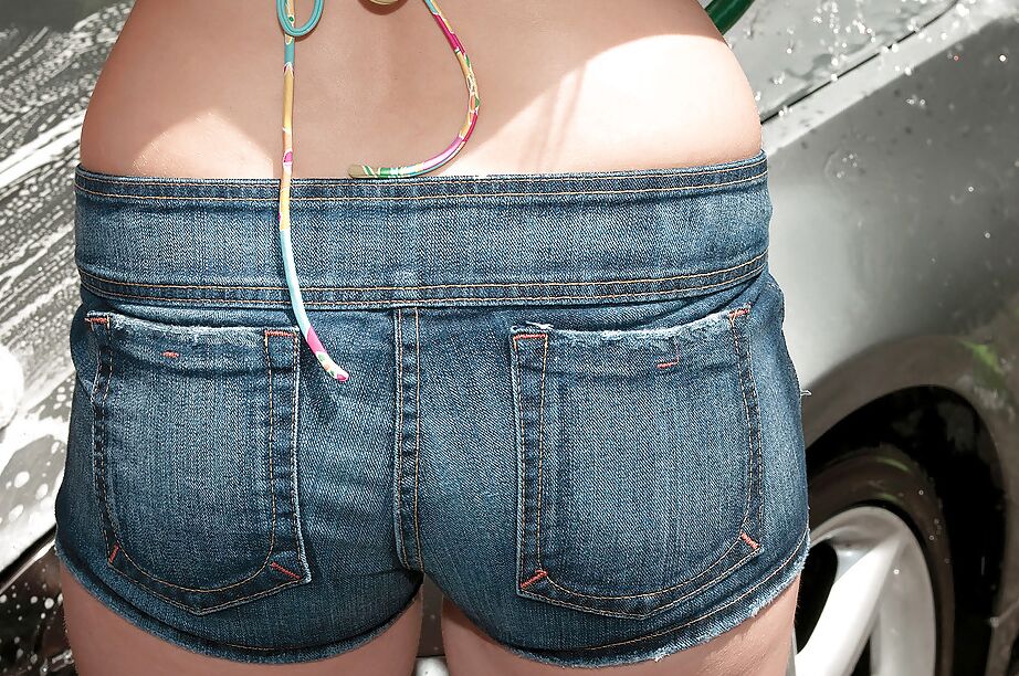 16P Garotas amadoras de biquíni lavando um carro e sendo fodidas depois