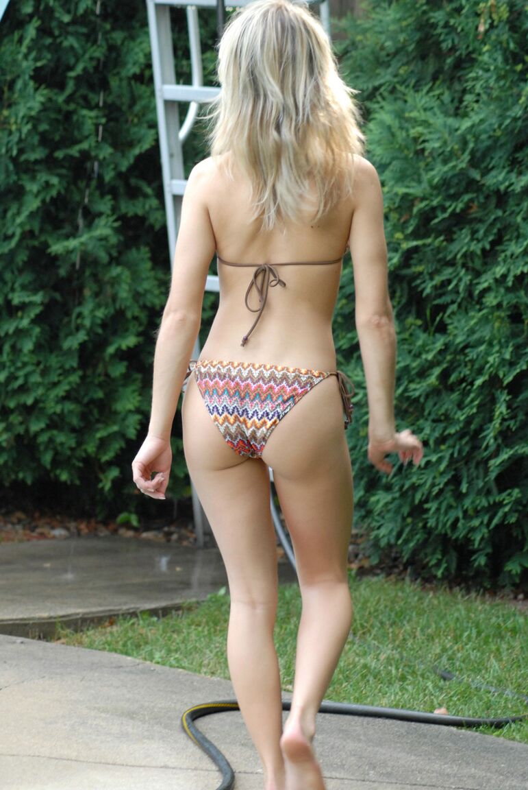 12P A adolescente loira Kasia tira o biquíni antes da água deslizar nua