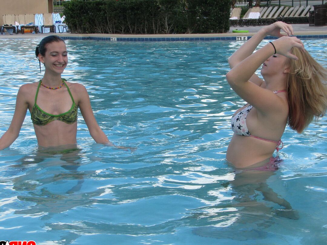 12P Novia tetona con amigas en bikini