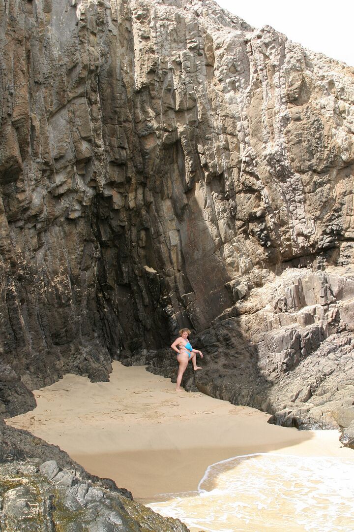 20P Die dicke Britin Curvy Claire lässt am Meer ihre Brüste aus ihrem Bikini fallen