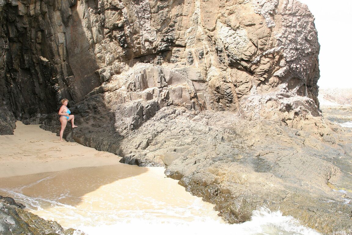 20P Die dicke Britin Curvy Claire lässt am Meer ihre Brüste aus ihrem Bikini fallen