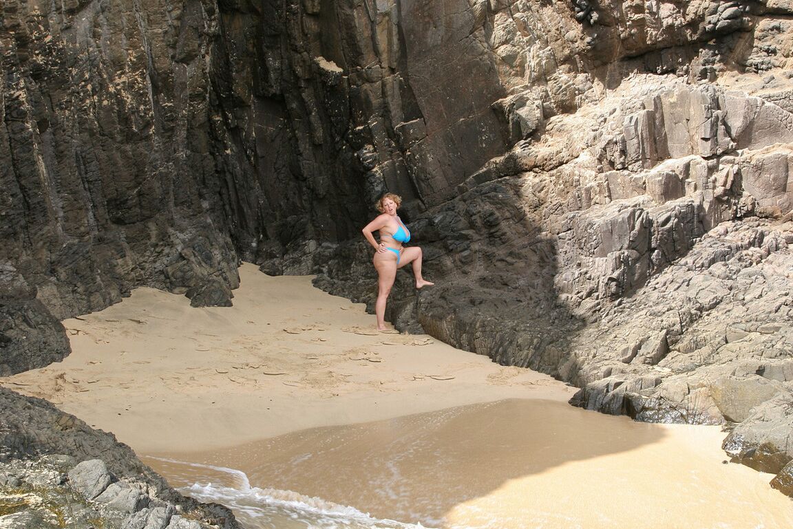 20P Die dicke Britin Curvy Claire lässt am Meer ihre Brüste aus ihrem Bikini fallen
