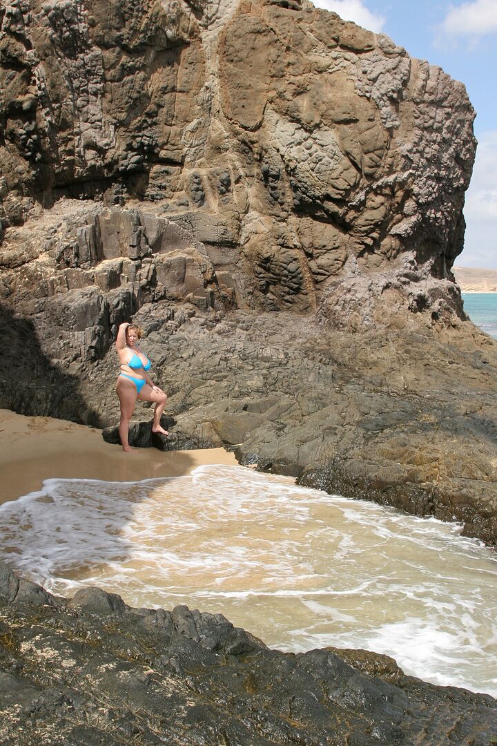 20P Die dicke Britin Curvy Claire lässt am Meer ihre Brüste aus ihrem Bikini fallen