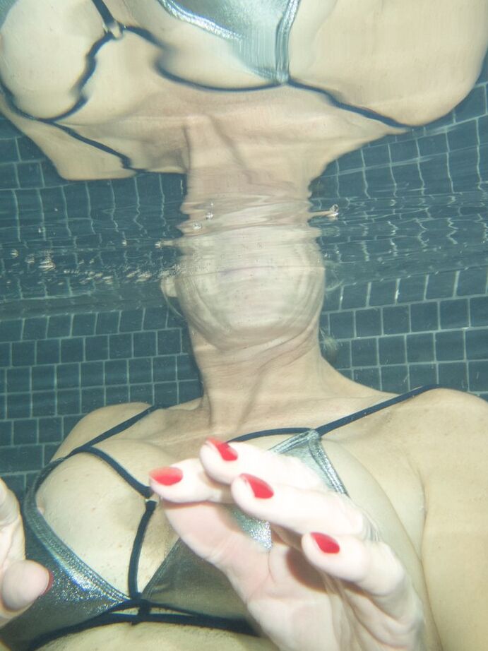 20P Amateur chick Molly MILF exposes her tits and twat while immersed in bathwater