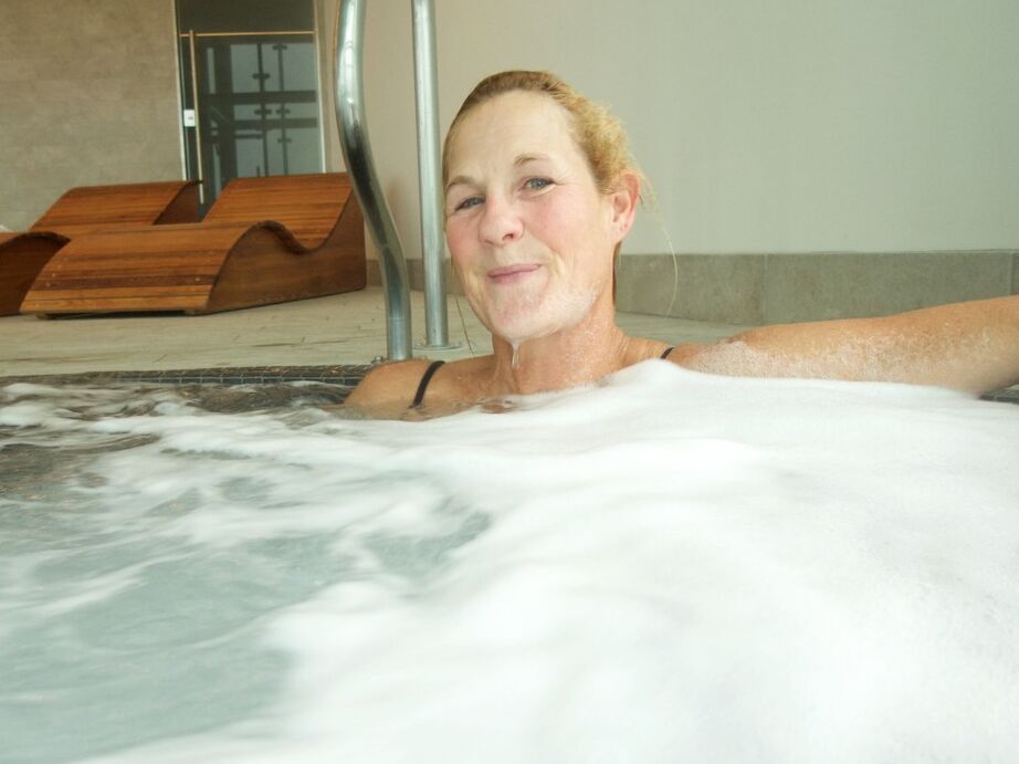 20P Amateur chick Molly MILF exposes her tits and twat while immersed in bathwater