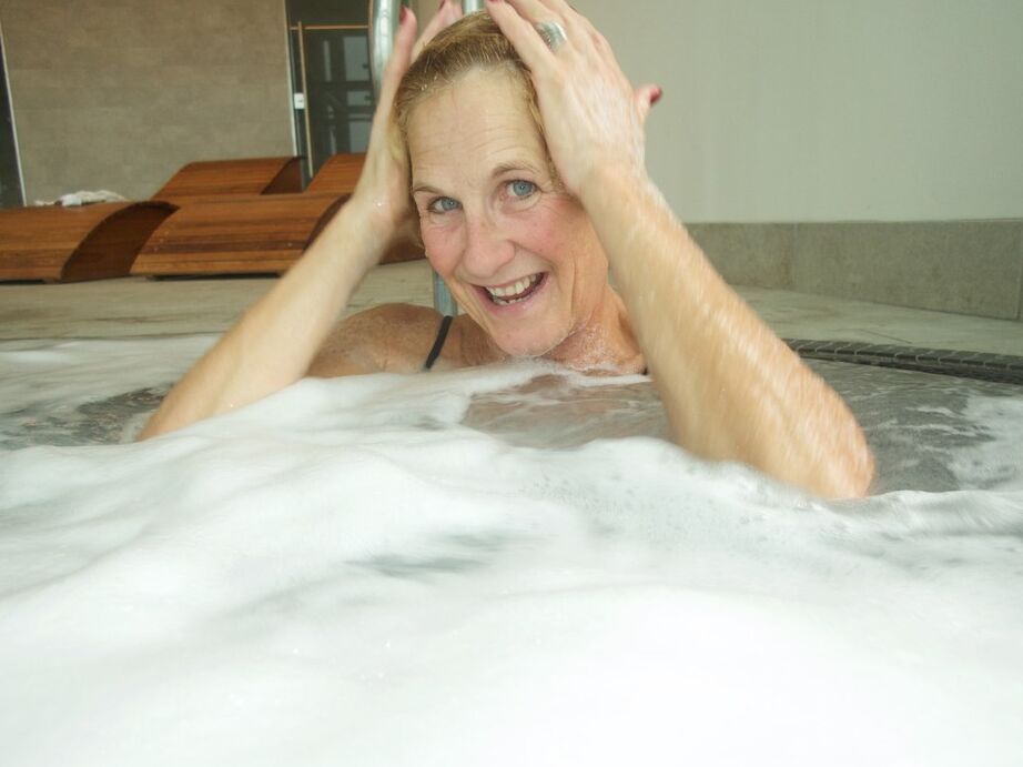 20P Amateur chick Molly MILF exposes her tits and twat while immersed in bathwater