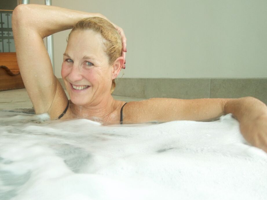 20P Amateur chick Molly MILF exposes her tits and twat while immersed in bathwater