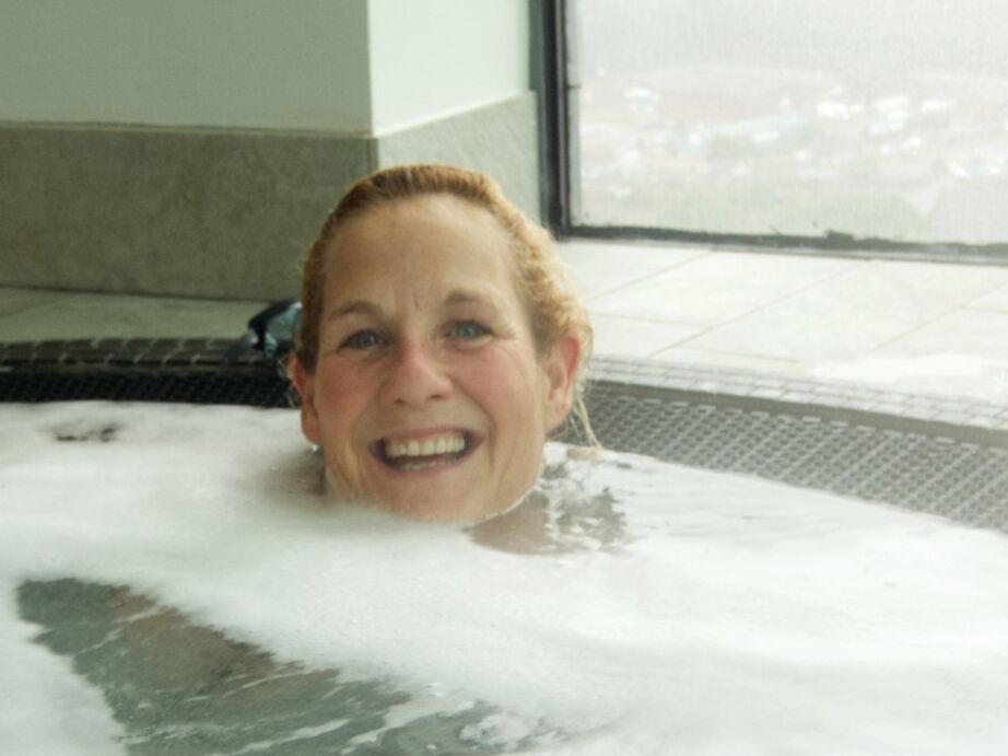 20P Amateur chick Molly MILF exposes her tits and twat while immersed in bathwater