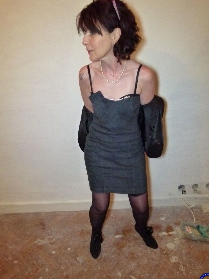 20P La brune mature Joyce Mifle se déshabille