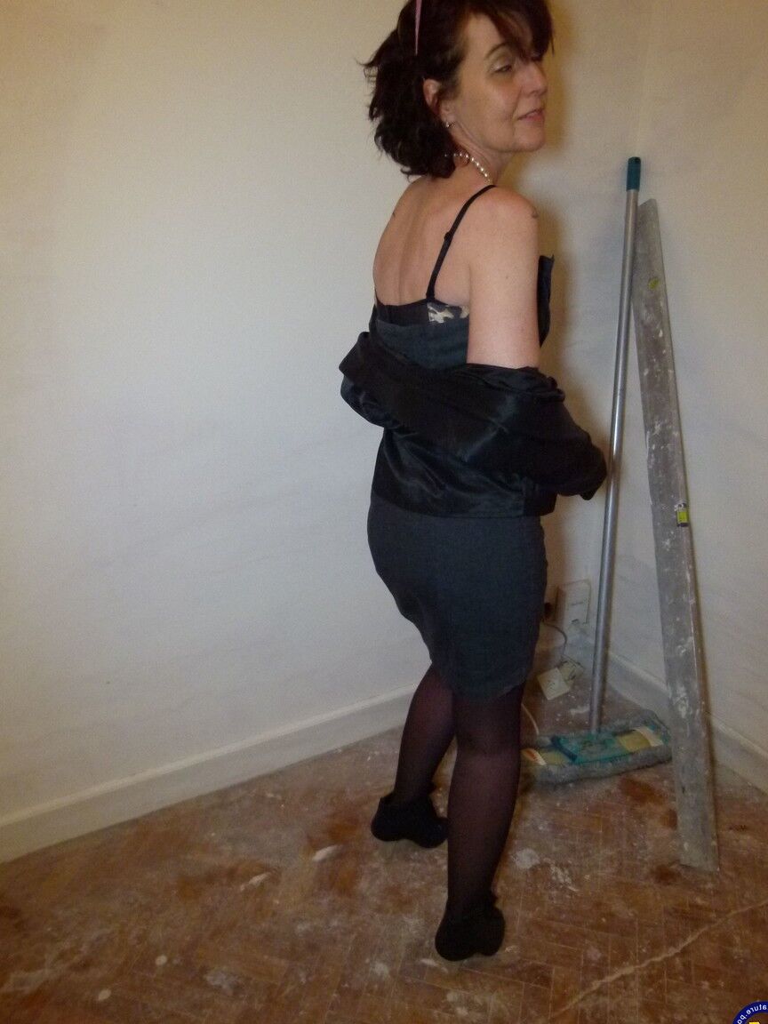 20P La brune mature Joyce Mifle se déshabille