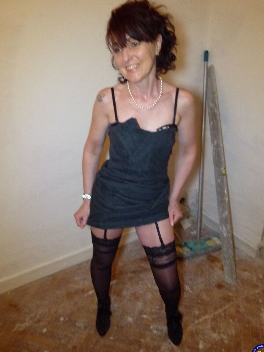 20P La brune mature Joyce Mifle se déshabille