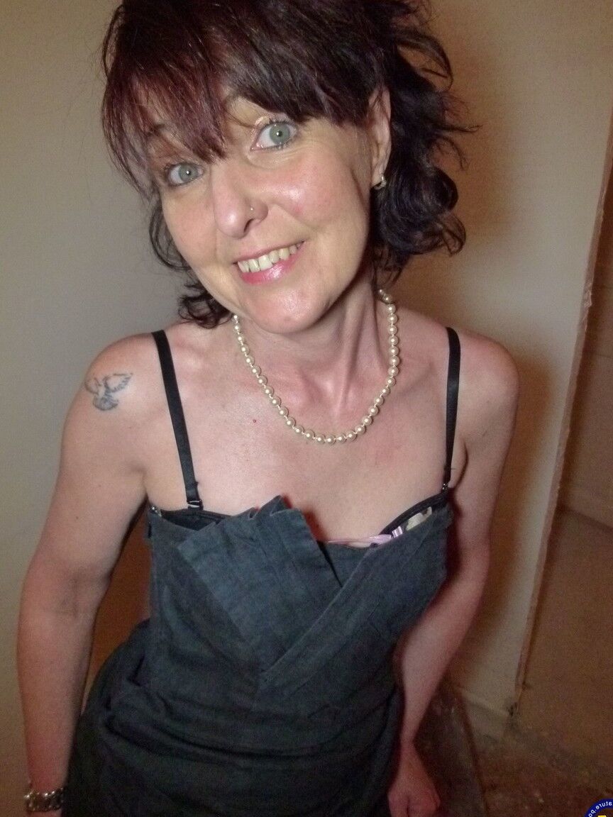 20P La brune mature Joyce Mifle se déshabille