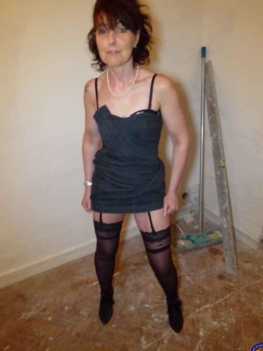 20P La brune mature Joyce Mifle se déshabille