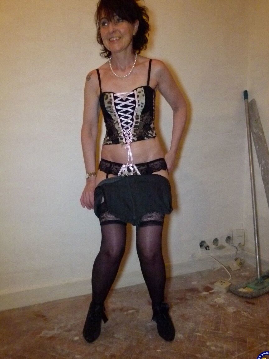 20P La brune mature Joyce Mifle se déshabille