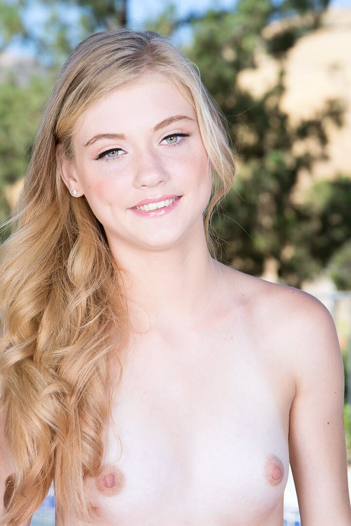 16P A modelo amadora Hannah Hays deixa seus peitos adolescentes escaparem da parte superior do biquíni