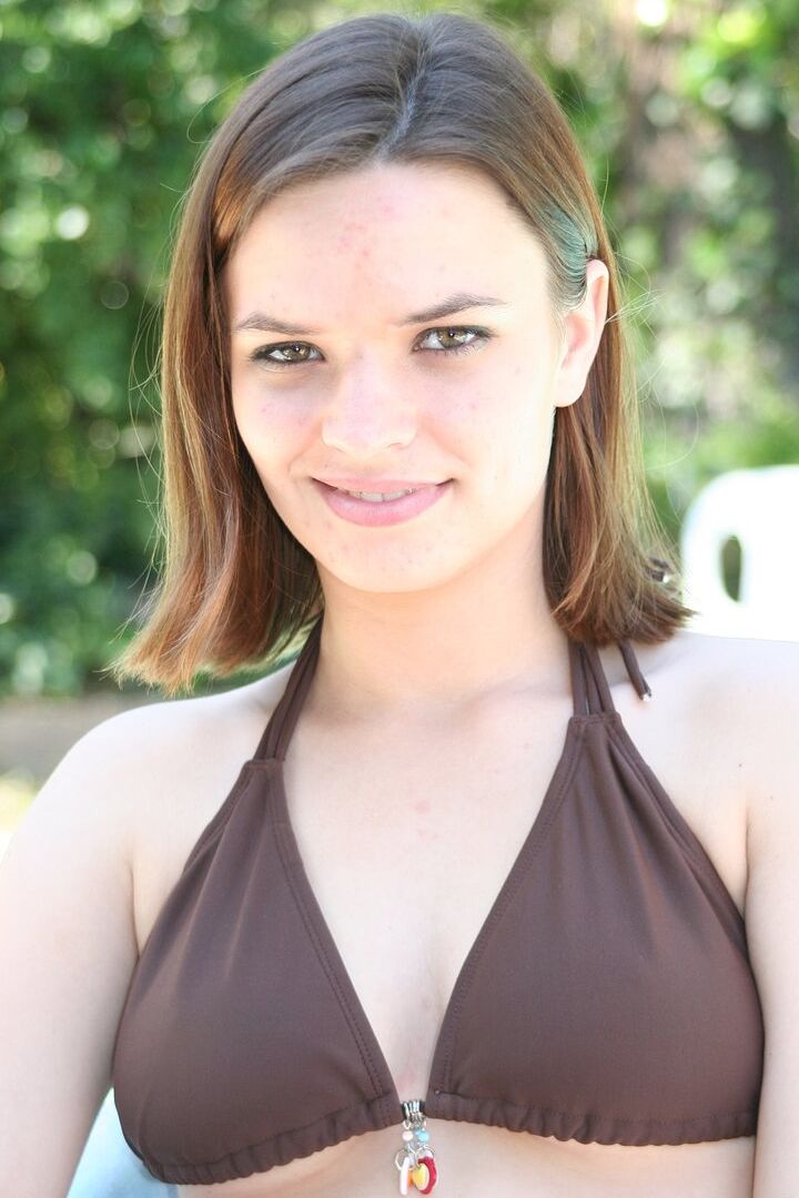 16P A modelo amadora Bella Brooks tira os óculos escuros e o biquíni para modelar nua