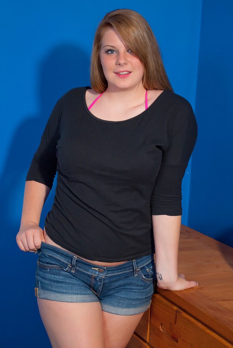 16P Big BBW Jessica Case se quita el sujetador rosa para soltar sus enormes pechos