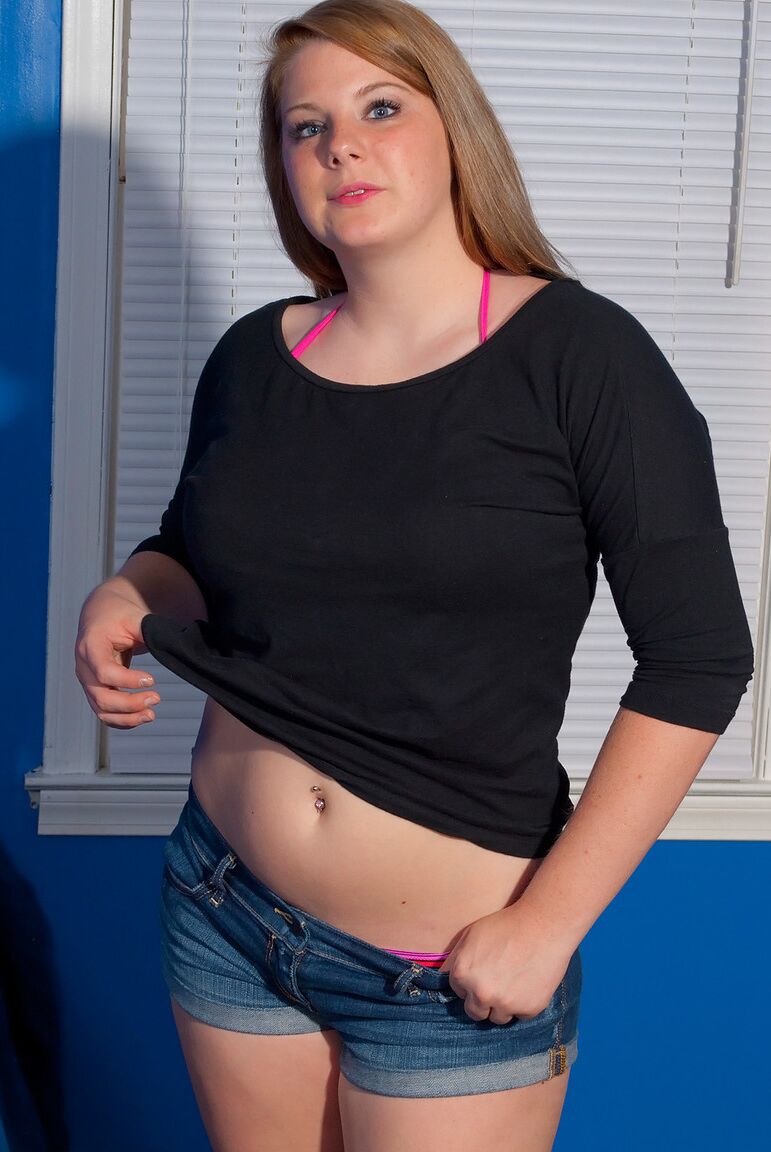 16P Big BBW Jessica Case se quita el sujetador rosa para soltar sus enormes pechos