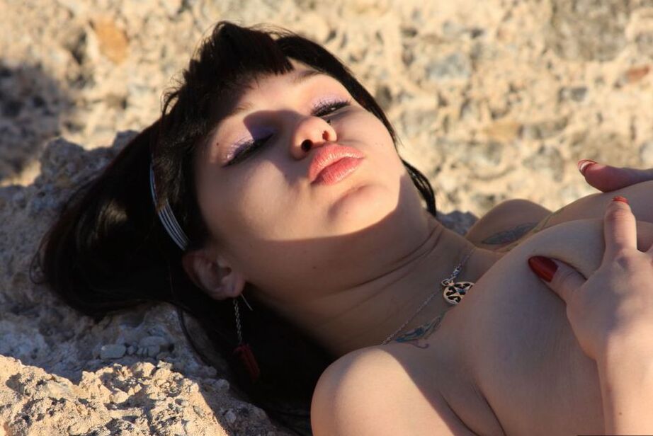 20P A morena amadora Susy Rocks brinca com seus lindos seios em botas de cano alto