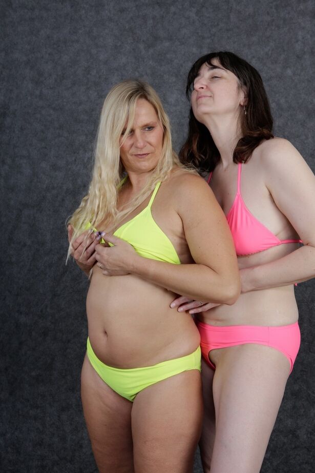 20P L'amatrice blonde Sweet Susi et son amie lesbienne se caressent en bikini