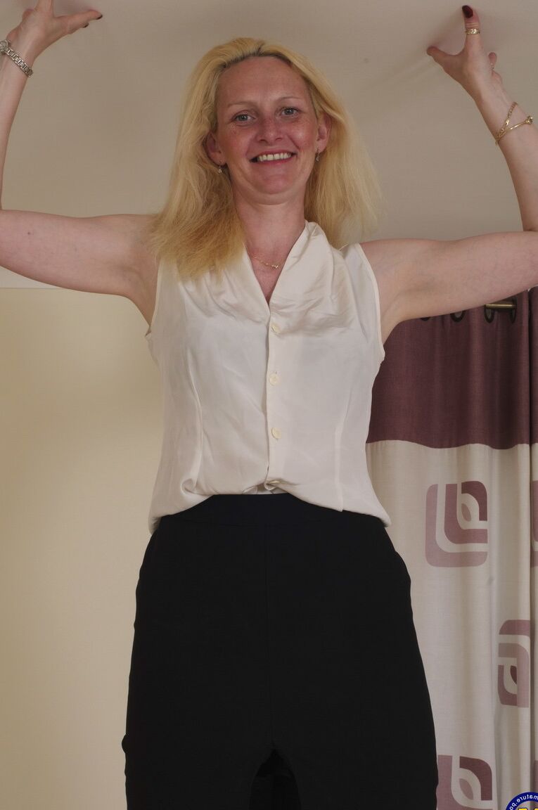 20P 素人巨乳熟女スージーが仰向けになってハゲマフにピンクのおもちゃを使う