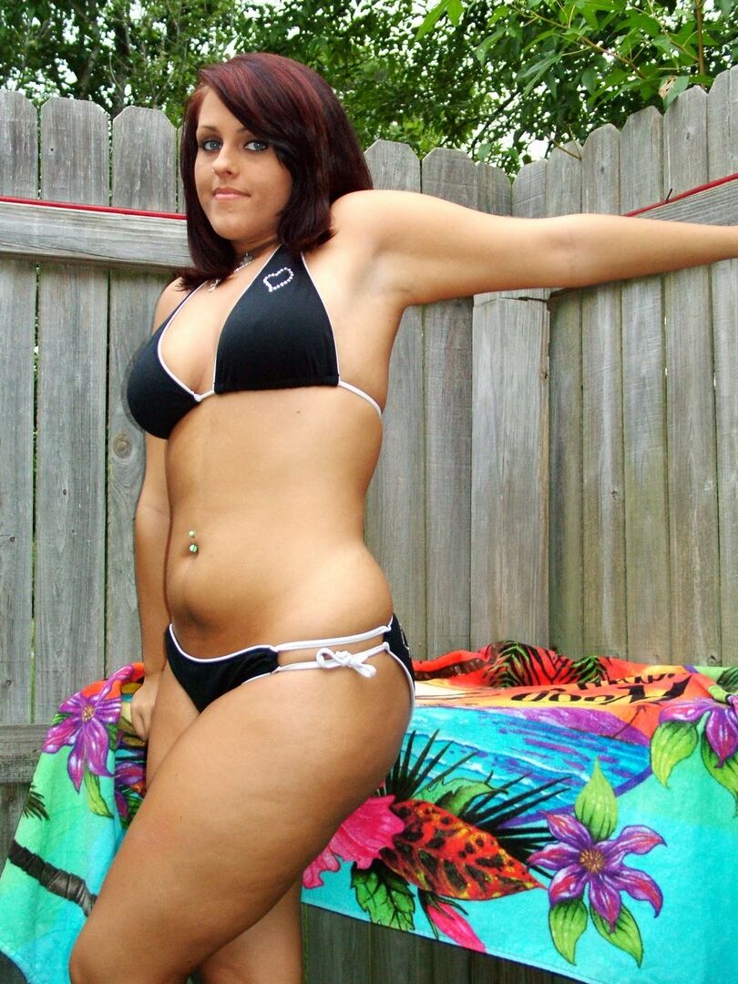 12P GND Models Roxy strips out of her bikini