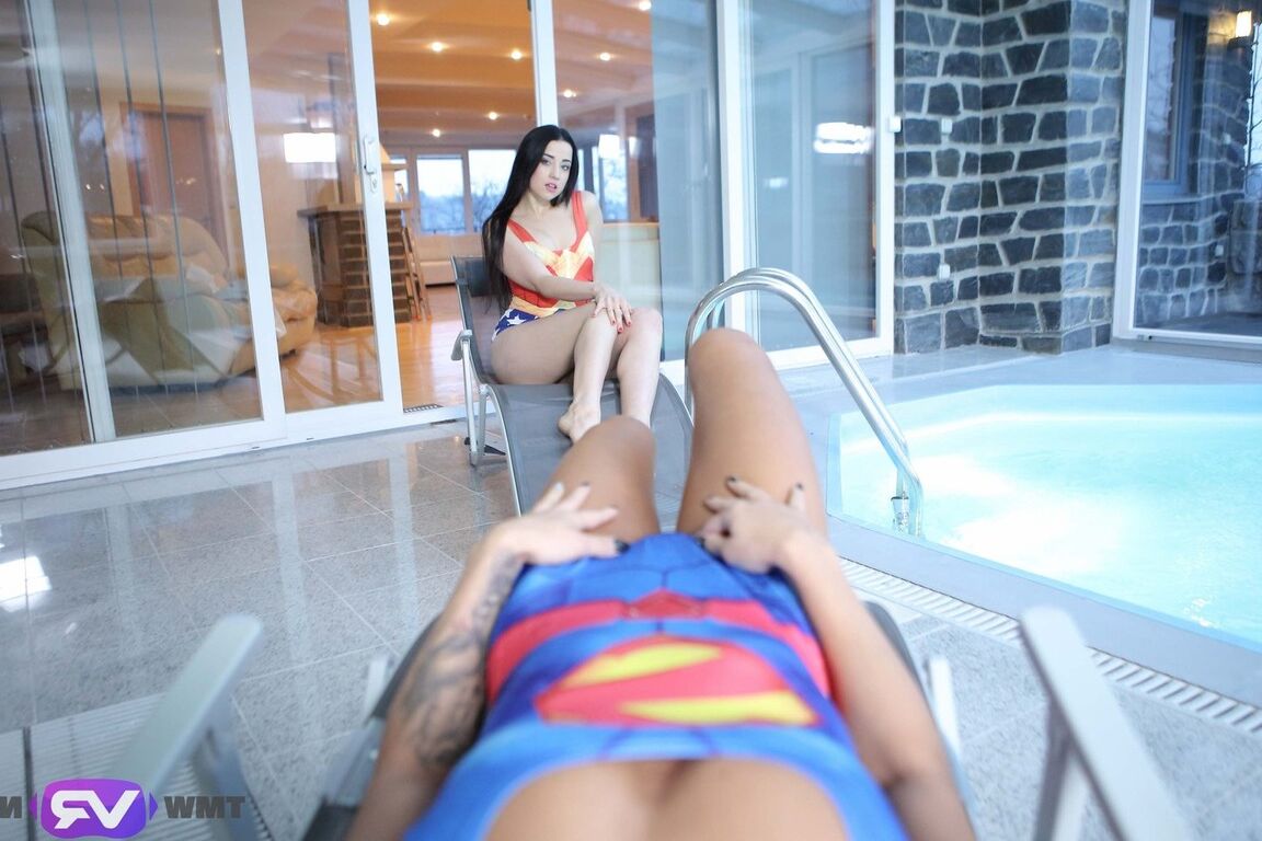 16P Ninfomaníaca morena sexy deixa sua amiga lésbica de pernas compridas satisfeita