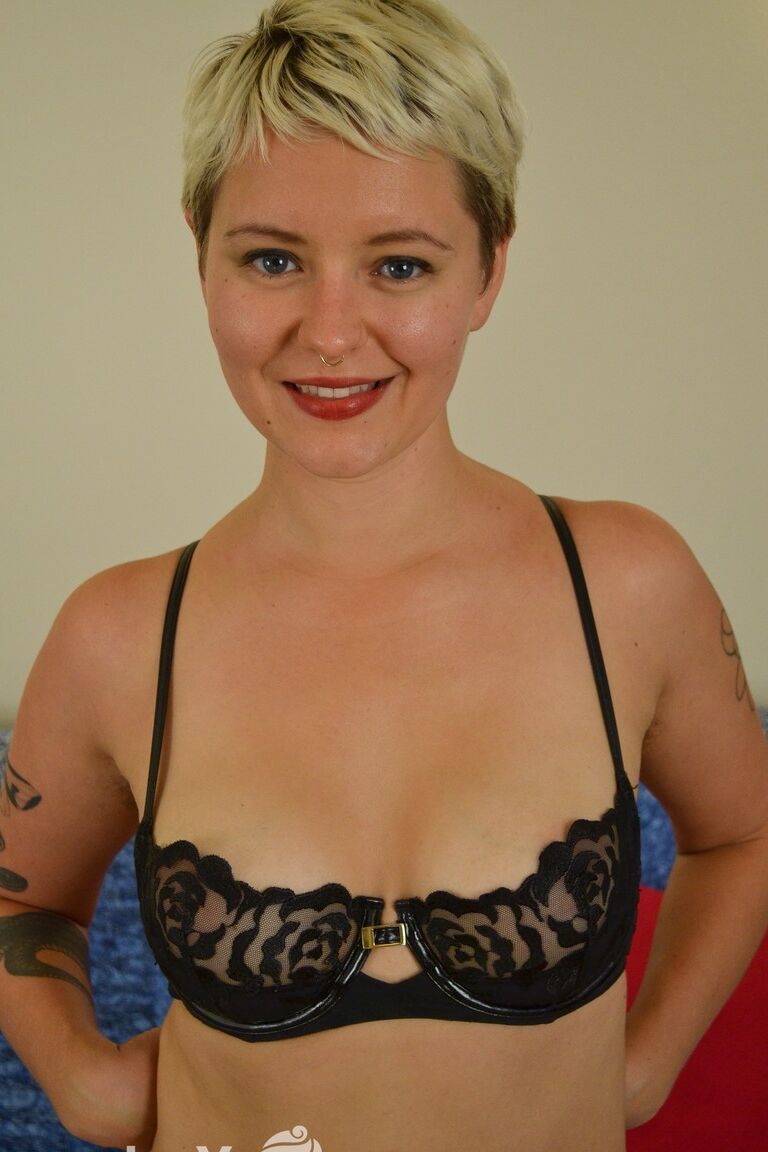 17P Gata de cabelos curtos em lingerie preta Claire Violette brincando com sua vagina peluda