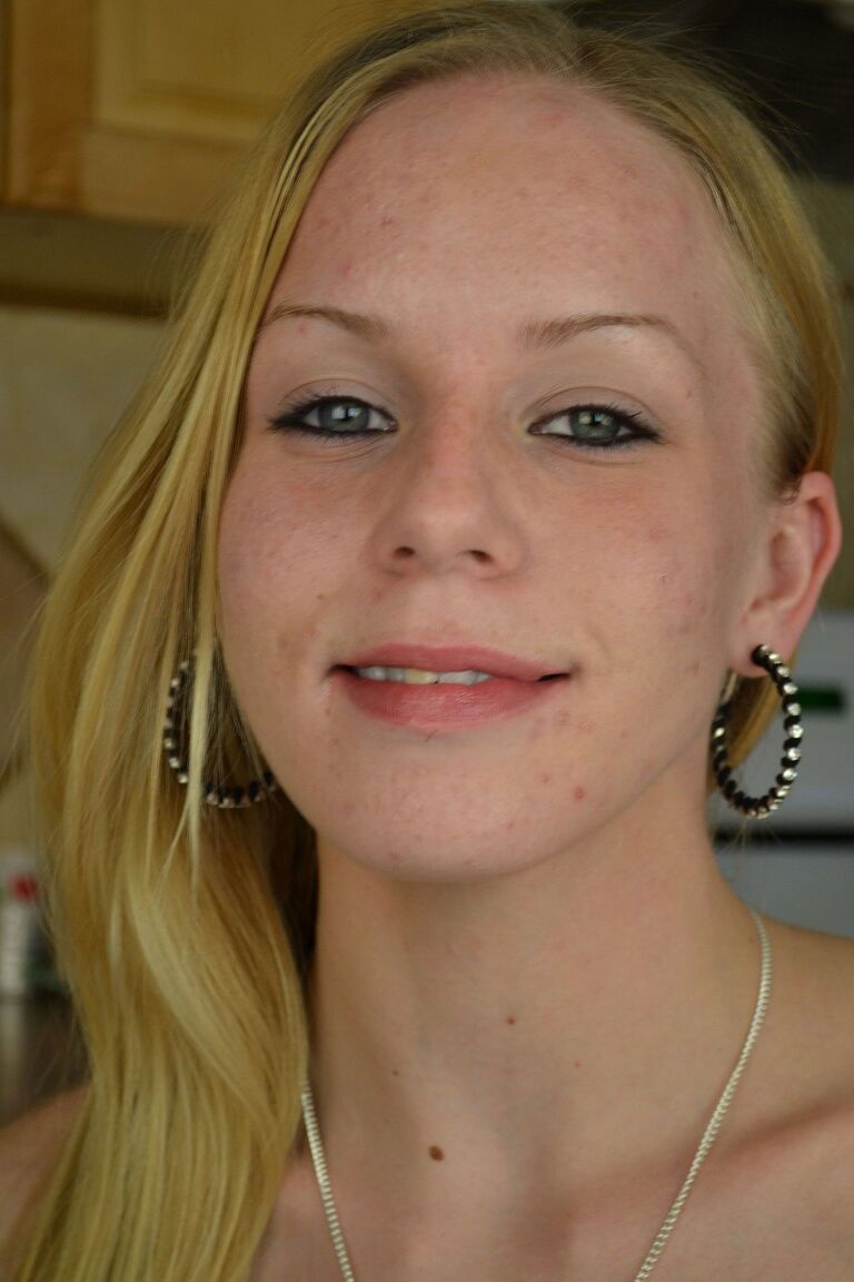 17P Jovem loira Heather G brinca com buceta adolescente apertada