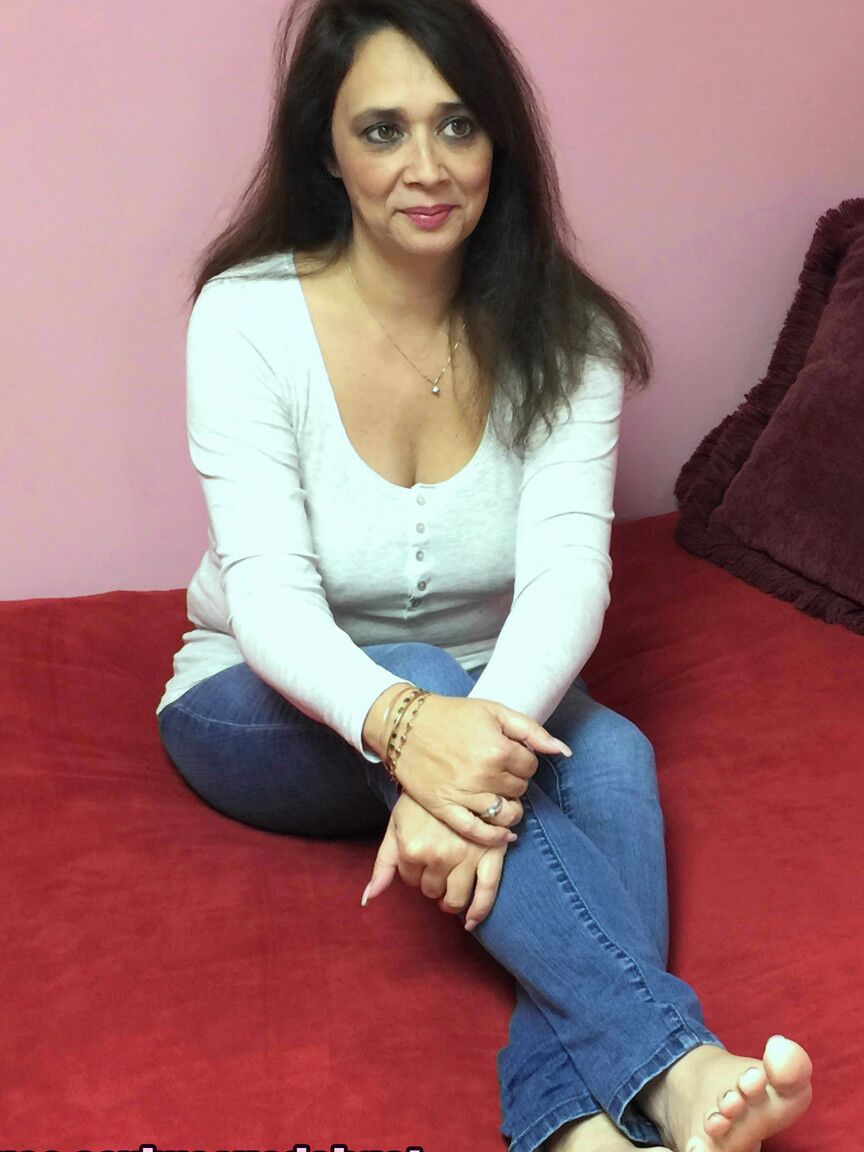 16P Alesia Pleasure, maman mature, se masturbe la chatte nue avec des bananes