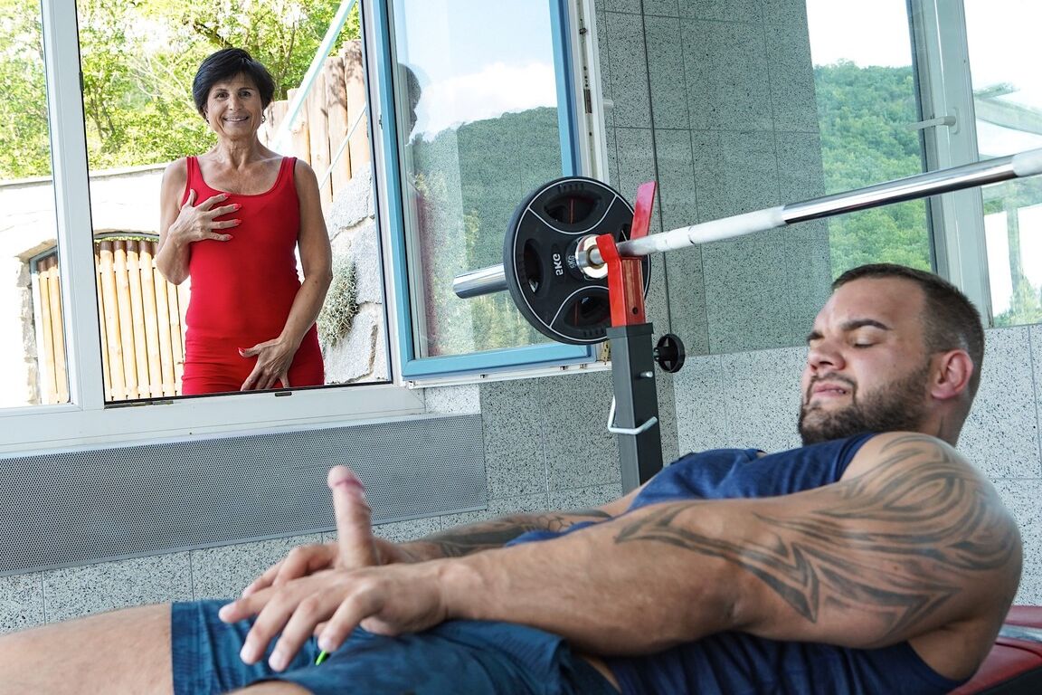 21P A luxuriosa vovó Petra T é fodida por um cara musculoso e tatuado na academia