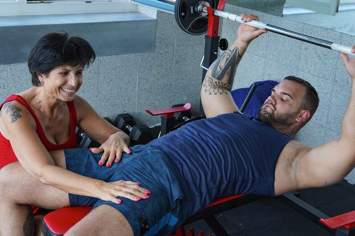 21P A luxuriosa vovó Petra T é fodida por um cara musculoso e tatuado na academia