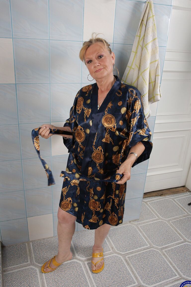 17P La madura Santine se masturba en la ducha, la sauna y el jacuzzi