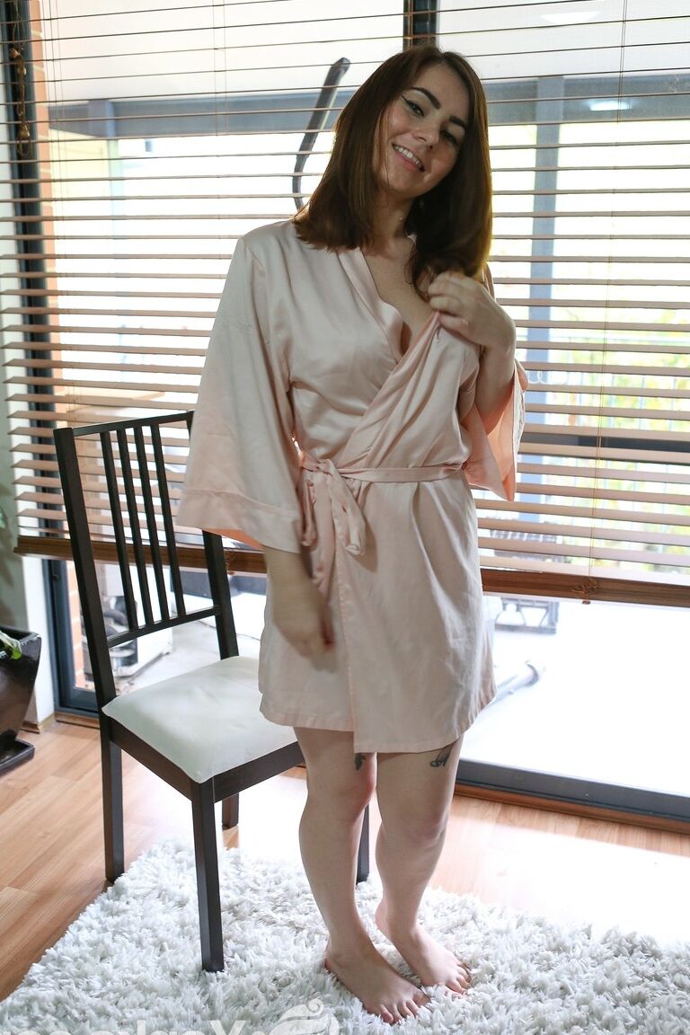 17P Sensual Kitty du Jour enlève sa robe