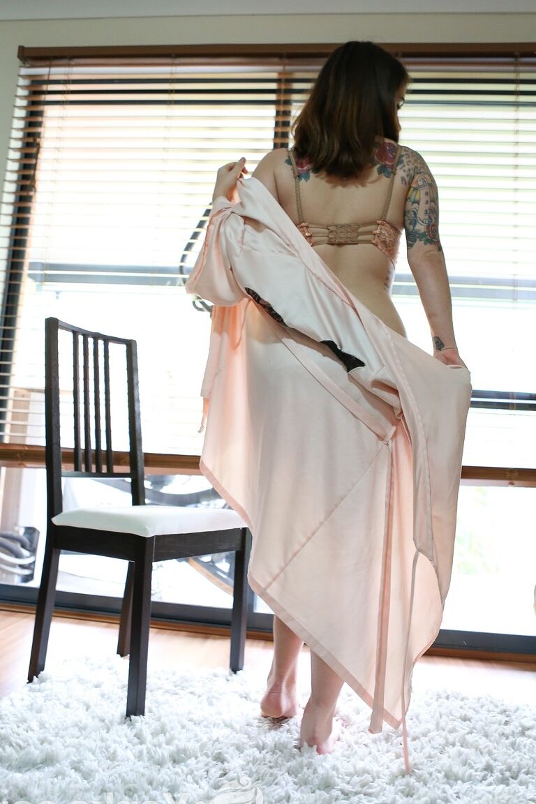 17P Sensual Kitty du Jour enlève sa robe