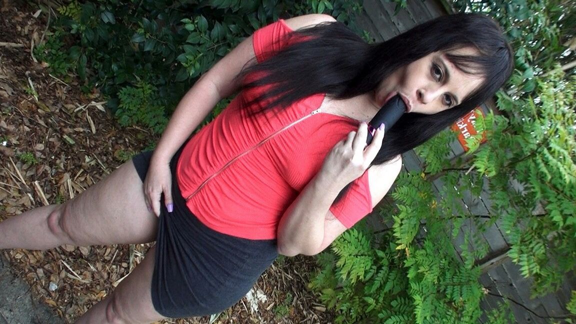 17P Девушка-любительница Дева Перидот показывает свою огромную задницу с прочно вживленной анальной пробкой